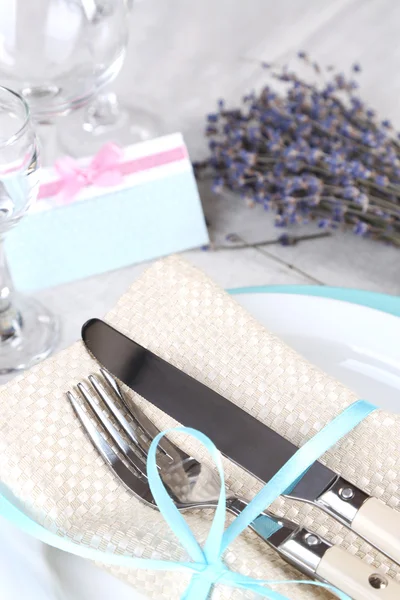 Cadre de table à manger avec des fleurs de lavande sur fond de nappe légère — Photo