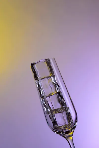 Glas mit Eiswürfeln — Stockfoto