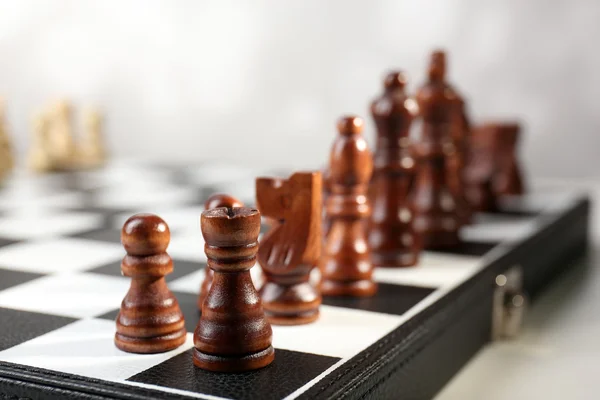 Tablero de ajedrez con piezas — Foto de Stock