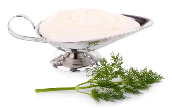 Crème metaalkom met peterselie op witte achtergrond geïsoleerd — Stockfoto