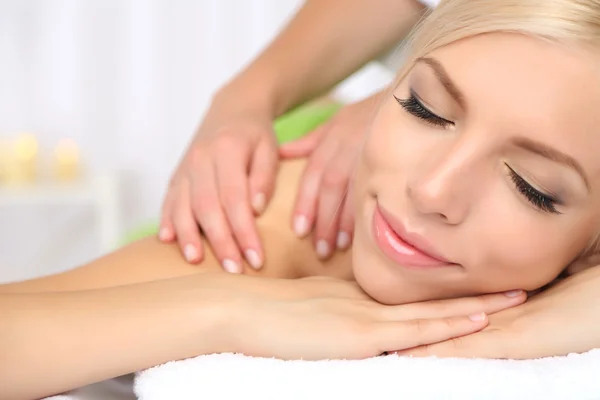 Jonge vrouw het hebben van massage — Stockfoto