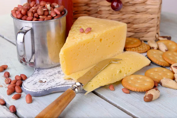 チーズとクラッカーに木製のテーブルのクローズ アップ — ストック写真