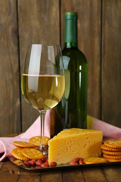 Wine, cheese and crackers — Stock Photo, Image