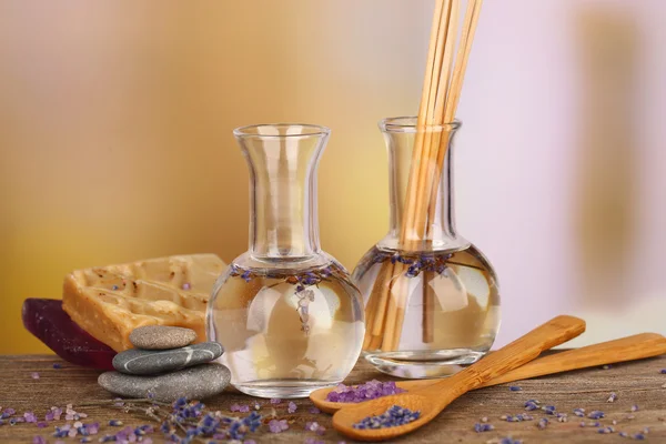 Aceite de lavanda y flores —  Fotos de Stock