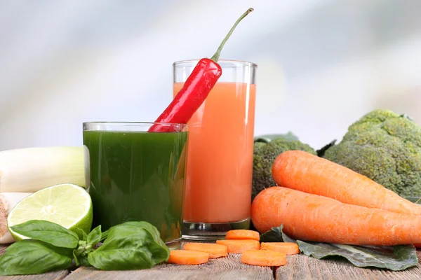 Succo di verdura fresco con cipollotto, carota di cavolfiore e peperoncino sul tavolo di legno — Foto Stock