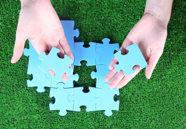 Hand holding puzzle piece — Stock Photo, Image
