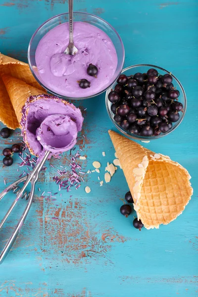 Tasty ice cream with fresh berries — Stock Photo, Image