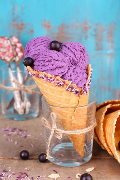 Tasty ice cream with berries — Stock Photo, Image