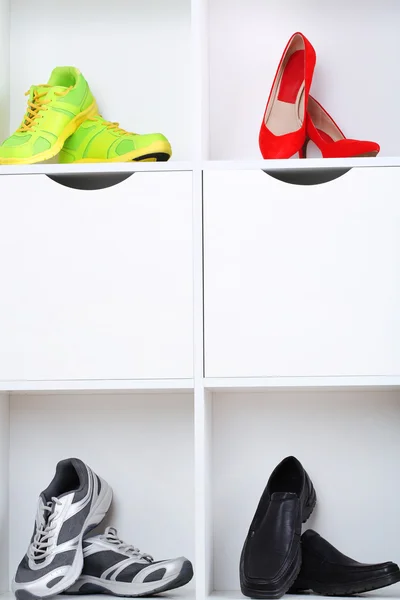 Bunte Schuhe auf Holzregalen — Stockfoto