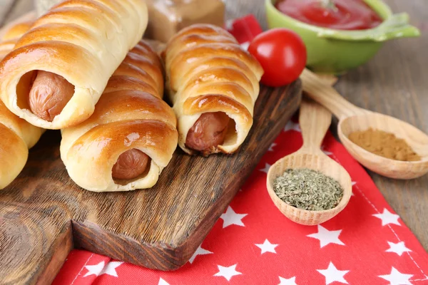 Rollos de salchicha al horno —  Fotos de Stock