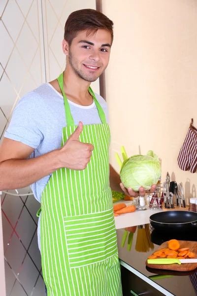 Schöner Mann kocht — Stockfoto