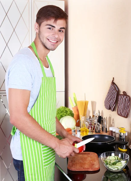 Bonito homem cozinhar — Fotografia de Stock