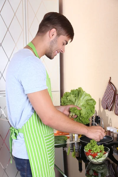 Bell'uomo che cucina — Foto Stock