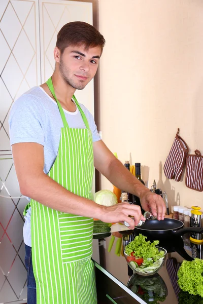 Bonito homem cozinhar — Fotografia de Stock