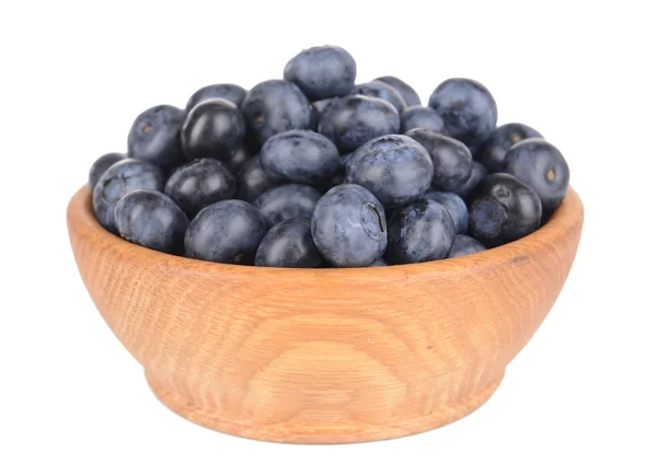 Deilige blåbær i bolle isolert på hvitt – stockfoto