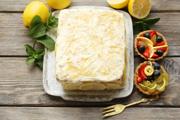 Savoureux gâteau au citron sur la table à la maison — Photo