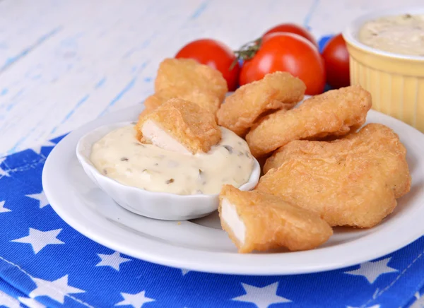 Pepite di pollo con salsa in tavola primo piano — Foto Stock