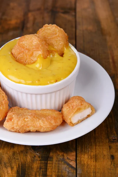 Chicken Nuggets mit Sauce auf dem Tisch in Großaufnahme — Stockfoto