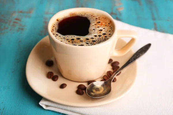 Taza de café sobre fondo de madera de color — Foto de Stock