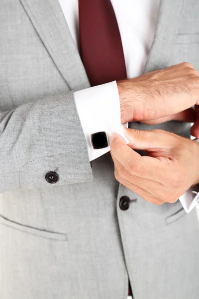 Hombre haciendo cuello botón hasta aislado en blanco primer plano — Foto de Stock