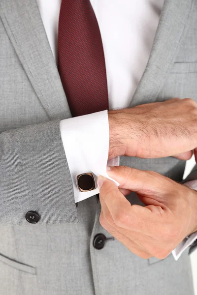Άνθρωπος που κάνει το κουμπί κολάρο επάνω απομονωθεί σε λευκό closeup — Φωτογραφία Αρχείου