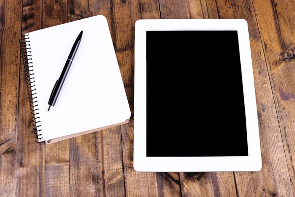 Tableta, cuaderno y bolígrafo — Foto de Stock