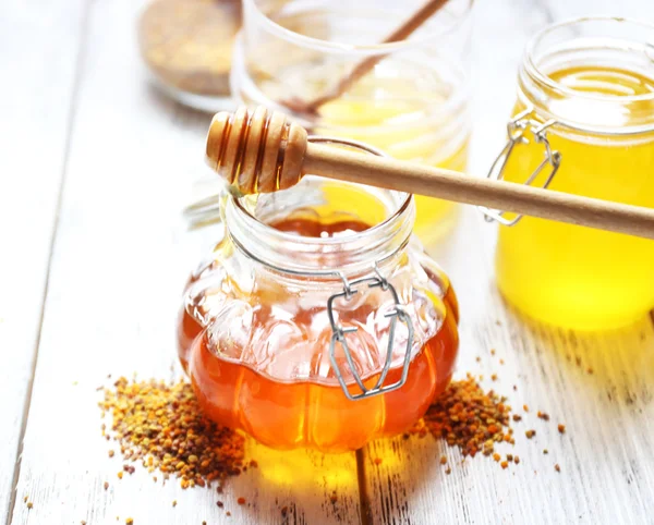 Frischer Honig auf Holztisch — Stockfoto