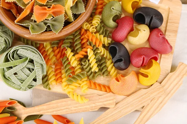 Mängd olika färgglada pasta på trä bakgrund — Stockfoto