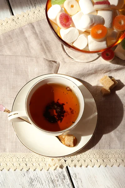 Tasse Tee auf dem Tisch, Nahaufnahme — Stockfoto