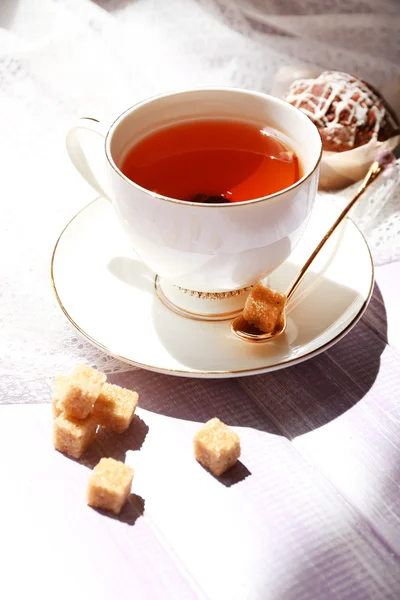 Filiżankę herbaty na stole, bliska — Zdjęcie stockowe