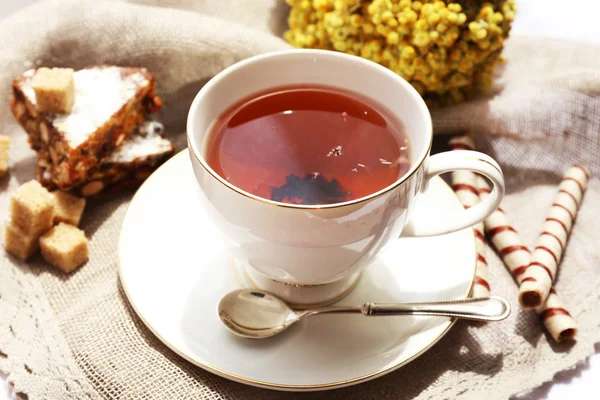 Tasse Tee auf dem Tisch, Nahaufnahme — Stockfoto