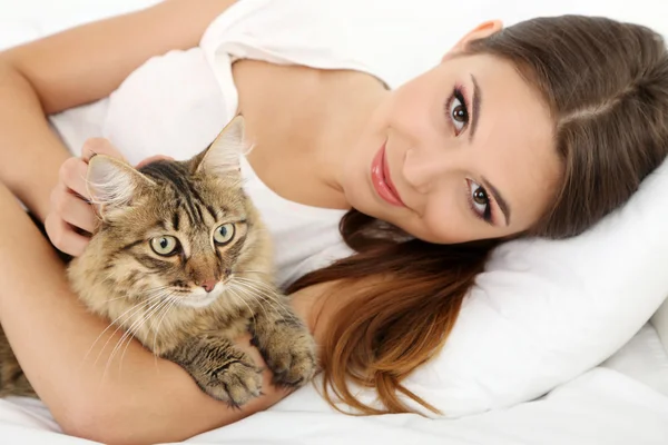 Jovem mulher com gato — Fotografia de Stock