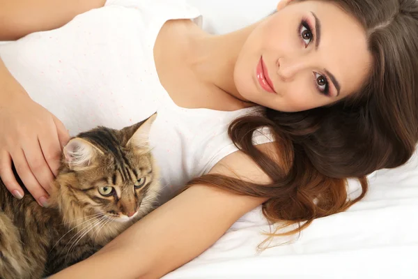 Jovem mulher com gato — Fotografia de Stock