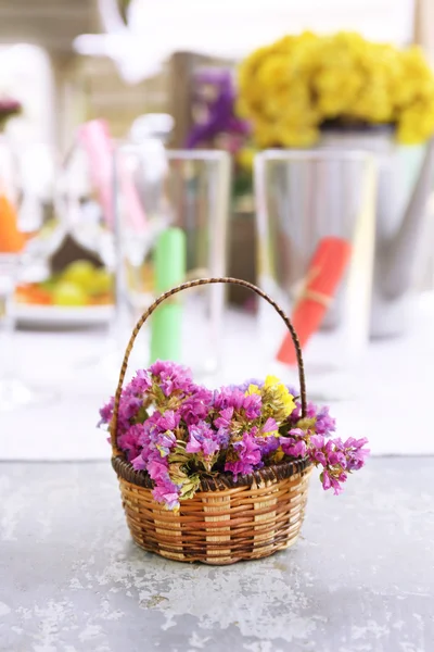 Tabulka nastavení s květinami — Stock fotografie