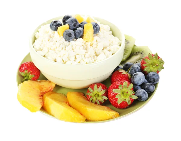 Cottage cheese with fruits and berries in bowl isolated on white — Stock Photo, Image