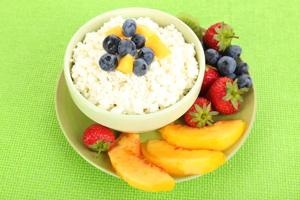 Cottage cheese with fruits and berries in bowl on table — Stock Photo, Image