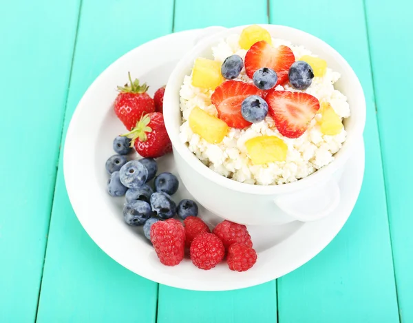 Queso de cabaña con frutas y bayas en tazón sobre mesa de madera — Foto de Stock