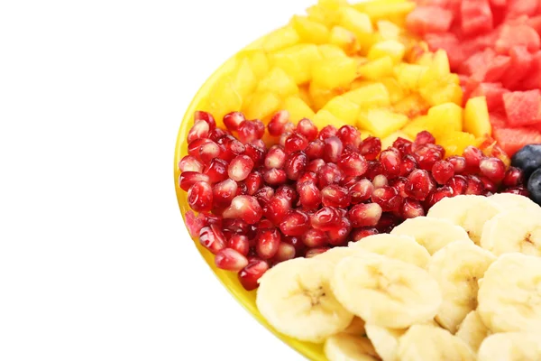 Frutas en rodajas en plato aisladas en blanco — Foto de Stock