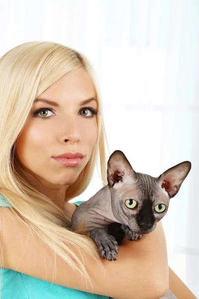Mladá žena s kočkou Sfinga — Stock fotografie