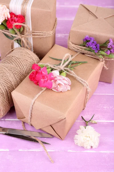 Hermosos regalos con flores —  Fotos de Stock