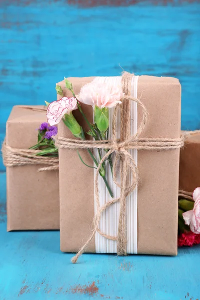 Prachtige geschenken met bloemen — Stockfoto
