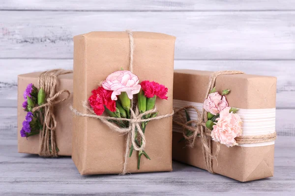 Bellissimi regali con fiori — Foto Stock