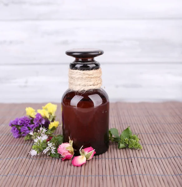 Essential oil with medicine plants — Stock Photo, Image