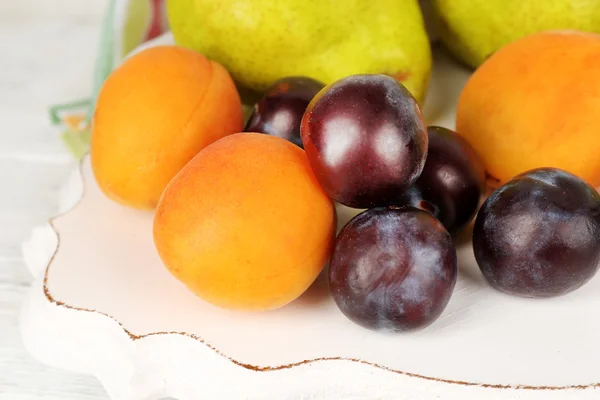Спелые фрукты на столе вблизи — стоковое фото