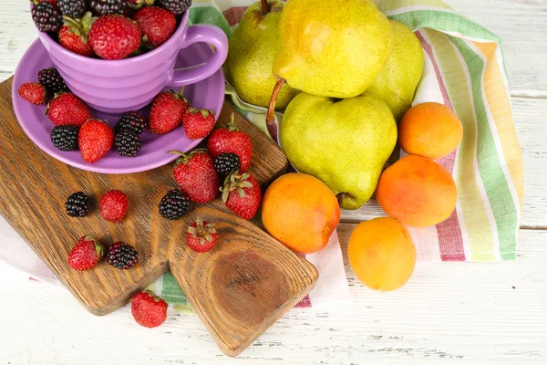 Frutas maduras y bayas en la mesa de cerca — Foto de Stock