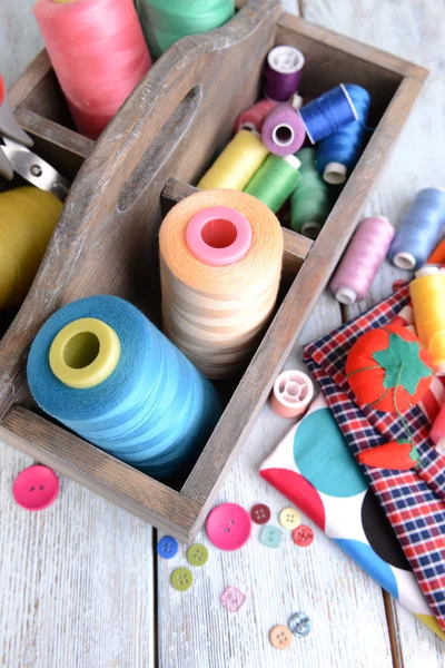 Accessoires de couture dans une boîte en bois — Photo