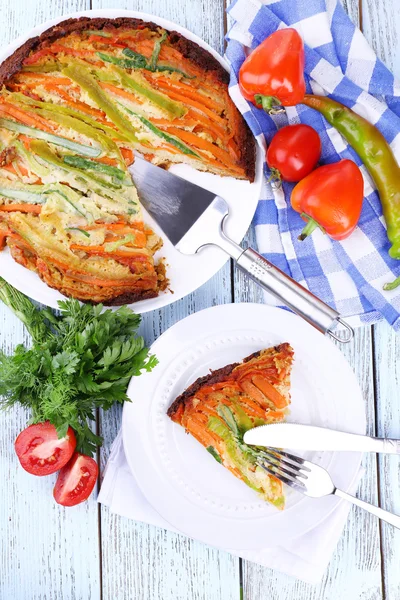 Кусок запеканки с овощами на тарелке на столе крупным планом — стоковое фото