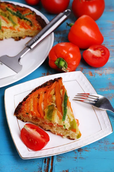 Caçarola com legumes no prato na mesa close-up — Fotografia de Stock