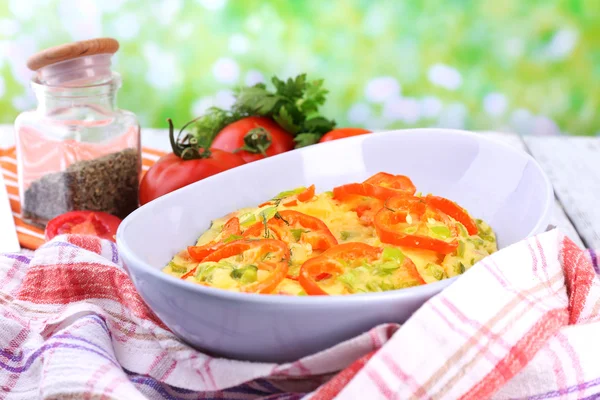 Cazuela con verduras en tazón sobre fondo natural — Foto de Stock