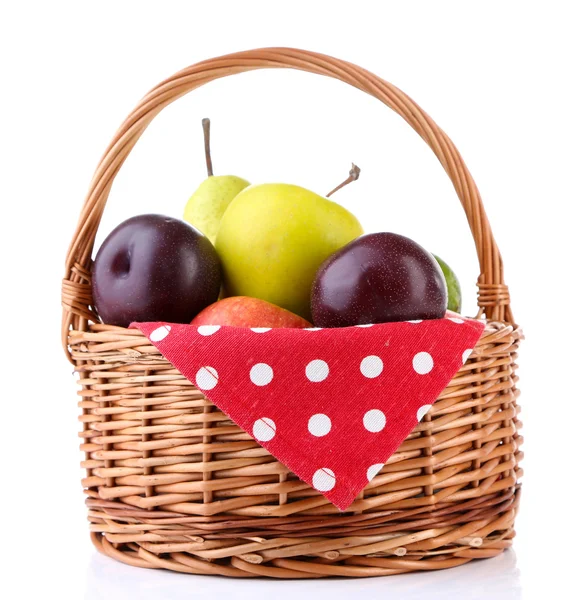 多汁的水果在柳条篮子里，孤立的白色衬底上的分类 — 图库照片